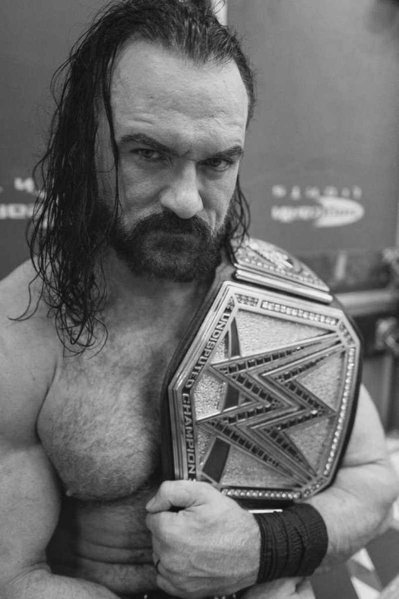 RKO_118's tweet image. الصورة التاريخية وصلللللت..

-درو ماكنتاير حامل لقب WWE 

🥶🥶🥶🔥🔥🔥