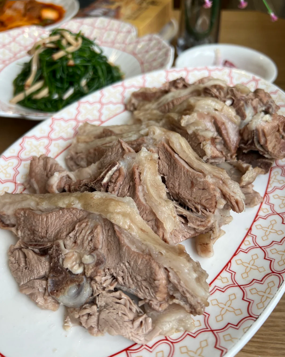 vxuc55cx's tweet photo. 手抓羊肉真的好吃啊😋 
羊肉吃完直接真空包裝了三斤寄回老家了hhhhh https://t.co/1BidCxgMfl