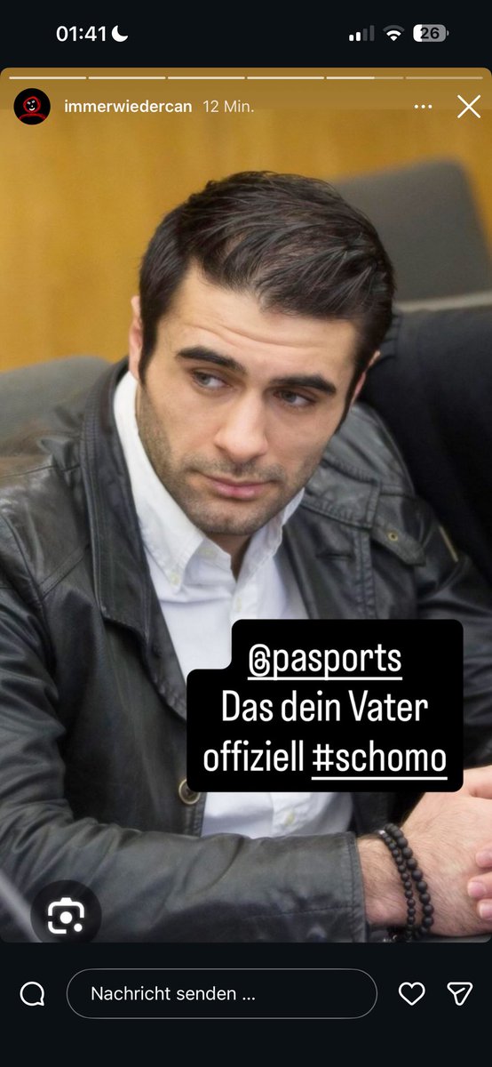 Yakary bedankt bei PA Sports, welcher noch sein Album rausgebracht hat, um dann knapp 12h später wieder auf ihn und seine Frau loszugehen. 

video ist auf laptop