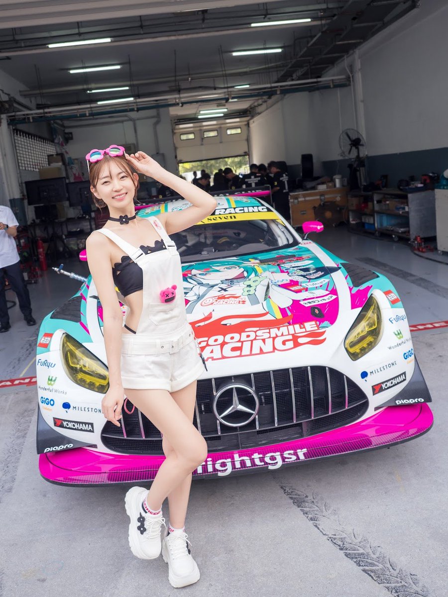 2025セパンミクちゃんと2026レーシングミクちゃんのコスチュームを着た