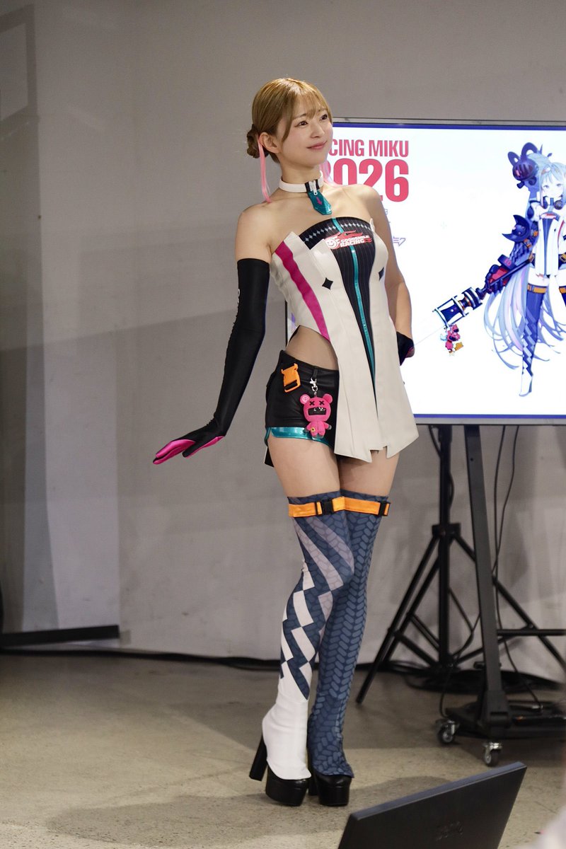 2025セパンミクちゃんと2026レーシングミクちゃんのコスチュームを着た