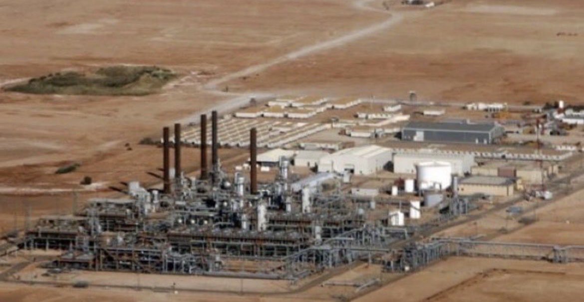 [...] Du 16 au 19 janvier 2013, une prise d’otages sur le site gazier d’In Amenas en #Algérie, perpétrée par le groupe terroriste des “Signataires par le sang” de Mokhtar #Belmokhtar, faisait 40 morts de plus de 10 nationalités, dont le Français Yann #Desjeux 🙏 n’oublions jamais