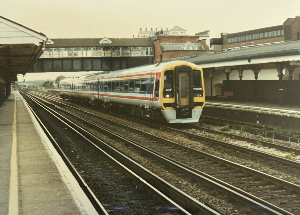 LeicRailAle170's tweet photo. #SprinterSaturday 159019 is London Waterloo bound through Eastleigh 24.7.96 https://t.co/f90bW9SIUa
