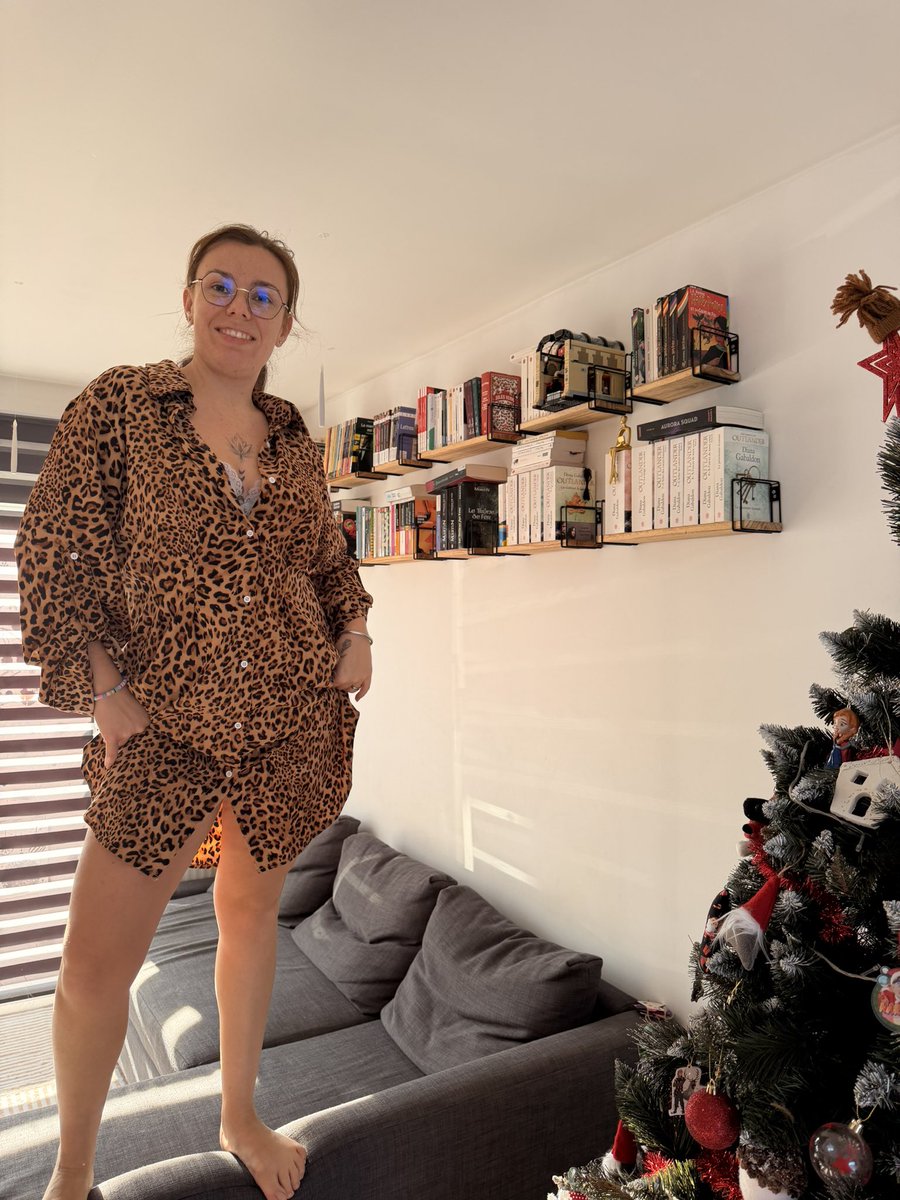 sorcelerielivre's tweet photo. Ma bibliothèque, mon refuge, mon équilibre ✨
Et parfois… un peu d’acrobatie 😌

#CosyHome #Bibliothèque #Booklover #ReadingCorner #LifestyleInspiration #HomeVibes #SlowLife #BookAddict #Instamood #Cocooning #MyHappyPlace https://t.co/fuF2RhThh9