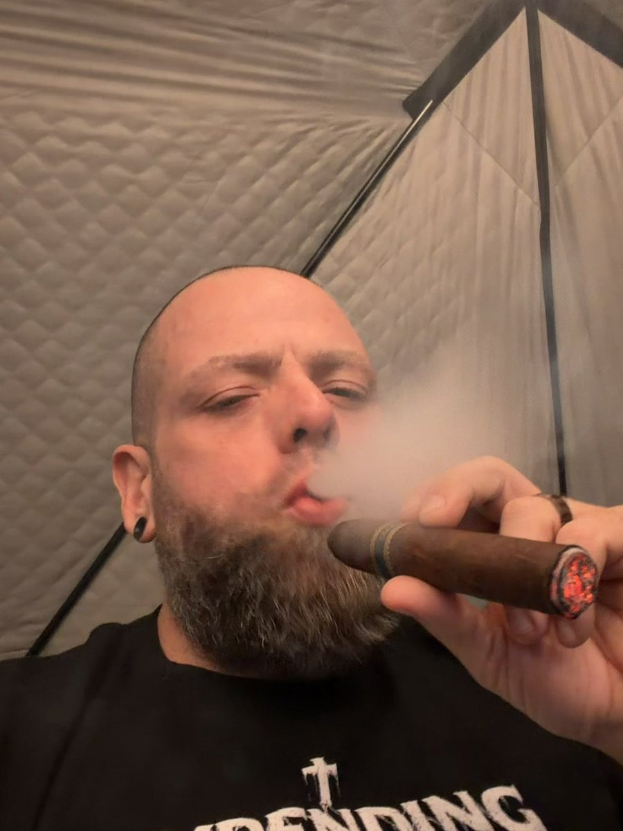 Widd62285's tweet photo. Puffing on a #Dunbarton Mi Querida Gorila Gordo cigar this evening. Yet another blend by @stevesaka that just hits the spot. Giving it an 8.8. #BLLuxuries @JGarciaCigar @Suthern45 https://t.co/WhhXL2DgdH