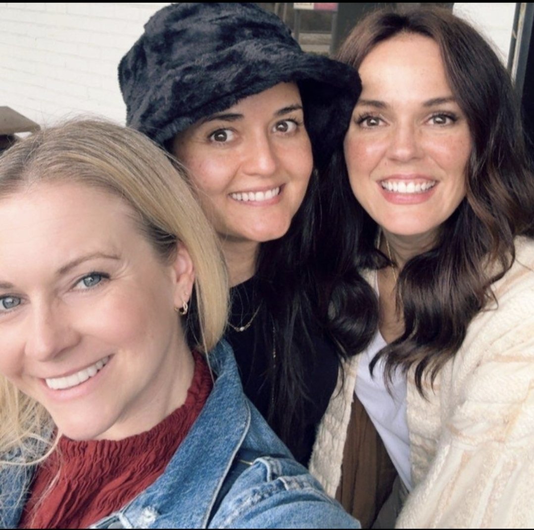 Grateful for this girls lunch today with my good friends <a href="/MelissaJoanHart/">Melissa Joan Hart</a> &amp; <a href="/theErinCahill/">Erin Cahill</a> 🥰