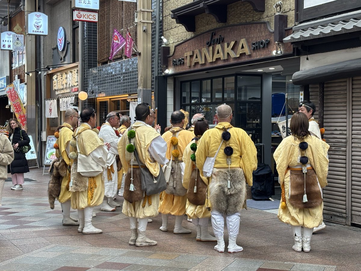 sanjo_meitengai's tweet photo. 今年も聖護院の寒中托鉢修行の山伏さんが商店街へ来てくださいました！

商店街内に「ブオォ〜ブオォ〜」と法螺貝の音が響き渡っていました🐚 https://t.co/ddrLVwkgpC