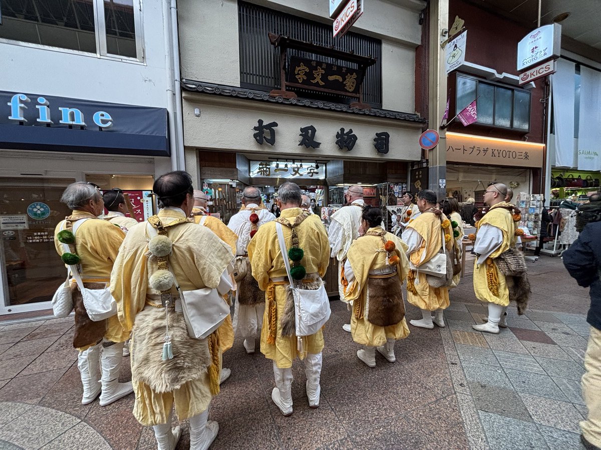 sanjo_meitengai's tweet photo. 今年も聖護院の寒中托鉢修行の山伏さんが商店街へ来てくださいました！

商店街内に「ブオォ〜ブオォ〜」と法螺貝の音が響き渡っていました🐚 https://t.co/ddrLVwkgpC