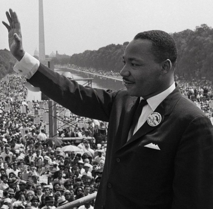 Ya birlikte kardeş gibi yaşamayı öğreneceğiz ya da aptallar gibi hep beraber yok olacağız.

~Martin Luther King~