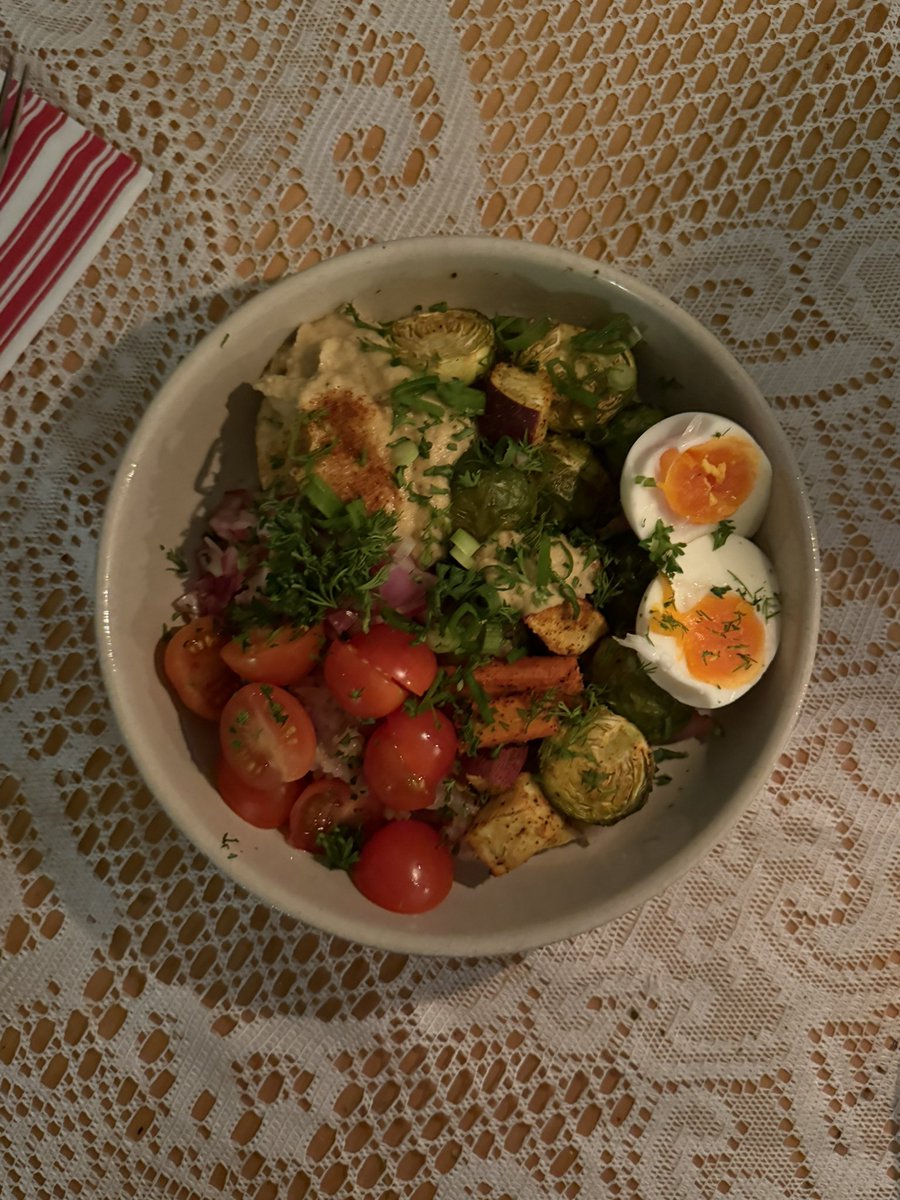 clamspaghettis's tweet photo. roasted veggie bowl. w hummus. yeah https://t.co/2tKOyOCwkU