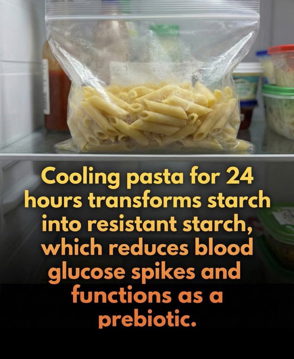tatiann69922625's tweet photo. Voici comment réduire les pics de sucre contenus dans les pâtes et les rendre plus saines.

Des scientifiques ont découvert que le refroidissement des pâtes cuites pendant 24 heures transforme leur amidon en une fibre bénéfique pour l'intestin qui réduit considérablement les pics de glycémie.

Lorsque vous faites cuire des pâtes puis les laissez refroidir pendant au moins 24 heures, les molécules d'amidon subissent un processus appelé rétrogradation. Cette réorganisation moléculaire transforme l'amidon digestible en « amidon résistant », qui agit davantage comme une fibre que comme un glucide simple. 

Au lieu d'être rapidement absorbé par l'intestin grêle et de provoquer une forte hausse de la glycémie, il se dirige vers le gros intestin où il nourrit les bonnes bactéries intestinales, agissant comme un puissant prébiotique. 

Cette astuce culinaire simple favorise non seulement un microbiote intestinal sain, mais stimule également la production d'acides gras à chaîne courte qui contribuent à réduire l'inflammation interne.

Au-delà de la santé intestinale, cette transformation offre un avantage considérable pour le bien-être métabolique en ralentissant l'absorption du sucre et en améliorant la réponse à l'insuline. Plus surprenant encore, ces bienfaits pour la santé sont largement préservés même si vous choisissez de réchauffer les pâtes avant de les consommer. 

En planifiant simplement à l'avance et en conservant vos pâtes au réfrigérateur la veille, vous pouvez réduire efficacement l'apport calorique de votre repas tout en maintenant un niveau d'énergie plus stable tout au long de la journée. 

Cette stratégie révolutionnaire vous permet de savourer vos plats réconfortants préférés tout en privilégiant votre santé à long terme et un meilleur contrôle de votre glycémie.

Source : 
https://t.co/TQ4zbbIQtI