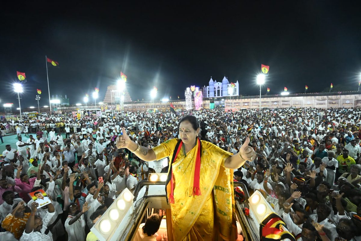 PremallathaDmdk's tweet photo. உங்கள் பேராதரவுடன், கடலூரில் மக்கள் உரிமை மீட்பு மாநாடு வெற்றிகரமாக நடை பெற்றது.

கடலூர் மக்கள் தந்த நம்பிக்கையே, 
என் பயணத்தின் பெரிய பலம்!

#dmdkfor2026
#dmdkparty #captainvijayakanth #premamalathavijayakanth https://t.co/Rg9bSivlbR