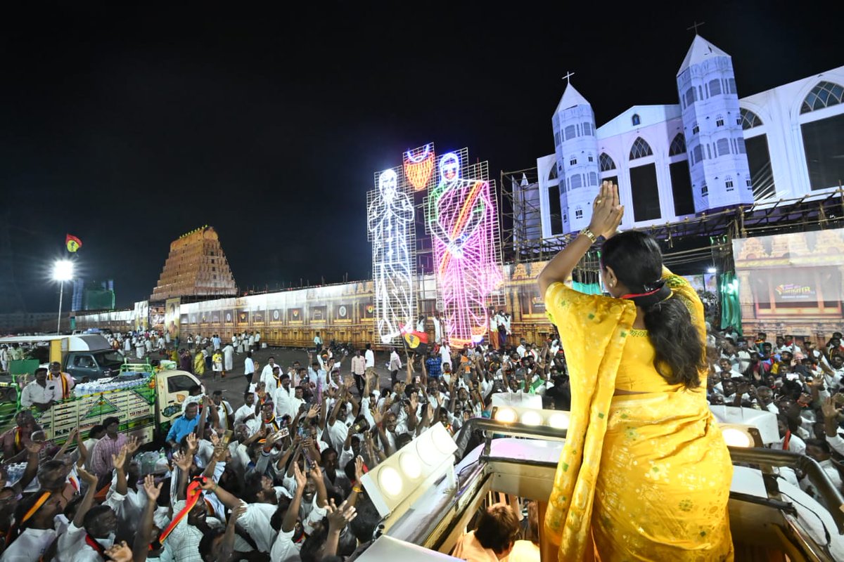 PremallathaDmdk's tweet photo. உங்கள் பேராதரவுடன், கடலூரில் மக்கள் உரிமை மீட்பு மாநாடு வெற்றிகரமாக நடை பெற்றது.

கடலூர் மக்கள் தந்த நம்பிக்கையே, 
என் பயணத்தின் பெரிய பலம்!

#dmdkfor2026
#dmdkparty #captainvijayakanth #premamalathavijayakanth https://t.co/Rg9bSivlbR