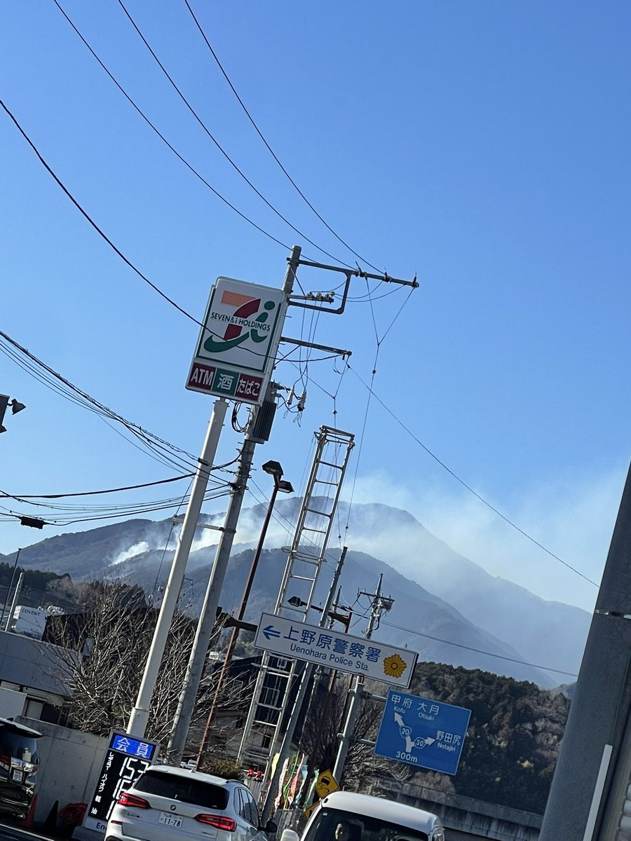 r31o7dJnf148946's tweet photo. 山火事3日目。
だんだん強くなって来た https://t.co/Tiuu2onHbz