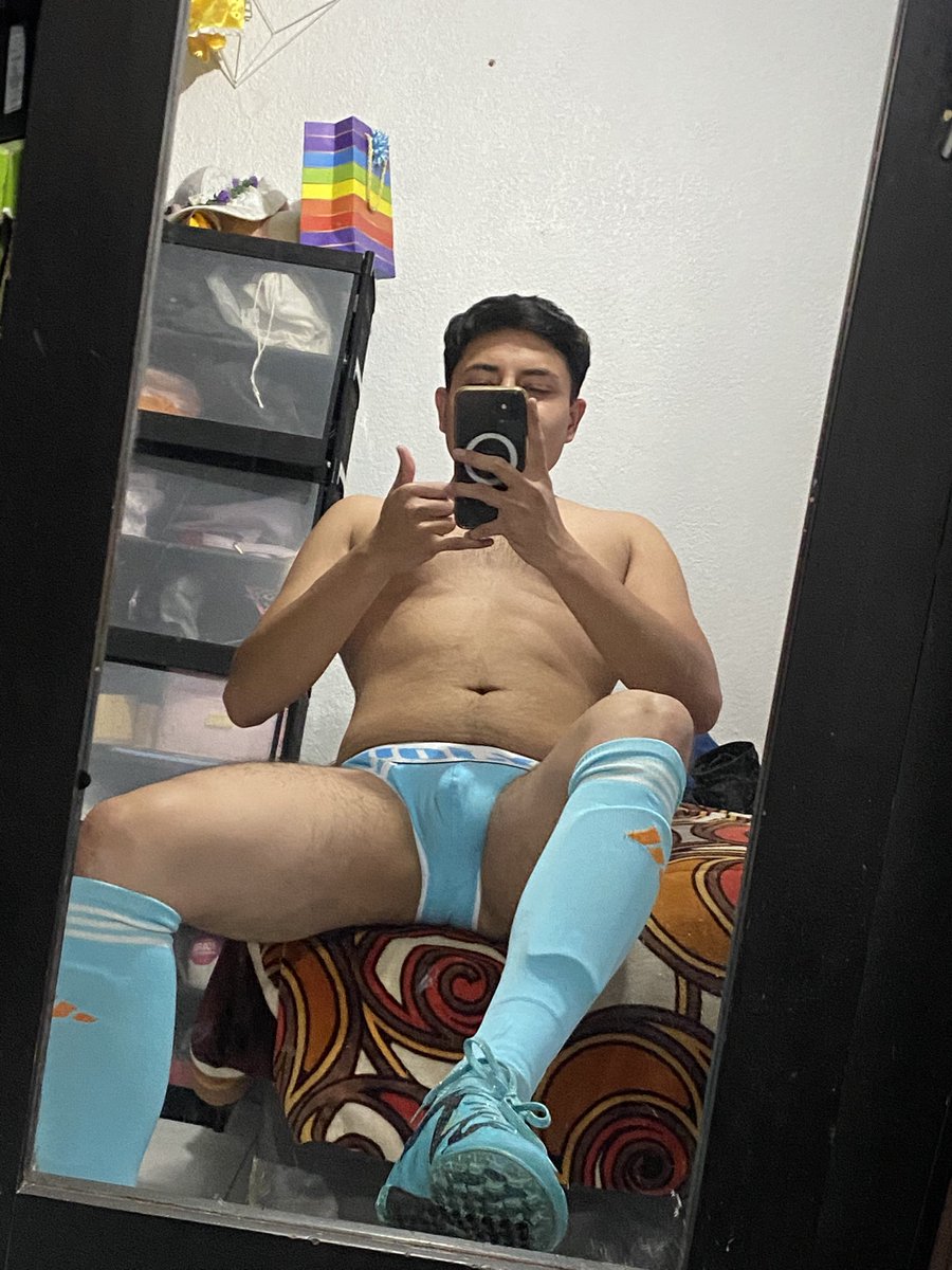 LukaGarvel's tweet photo. Despu��s de la reta me pongo muy caliente al ver a mis compañeros cambiarse 🔥
@GayEdomexxx @Match_Men1 @Sextopiso_mx @Funny_MXXX 
#Gay #futbol #twunk https://t.co/jlY2WoWJ3e