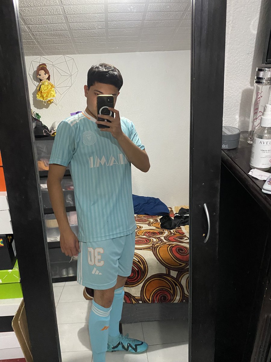 LukaGarvel's tweet photo. Despu��s de la reta me pongo muy caliente al ver a mis compañeros cambiarse 🔥
@GayEdomexxx @Match_Men1 @Sextopiso_mx @Funny_MXXX 
#Gay #futbol #twunk https://t.co/jlY2WoWJ3e