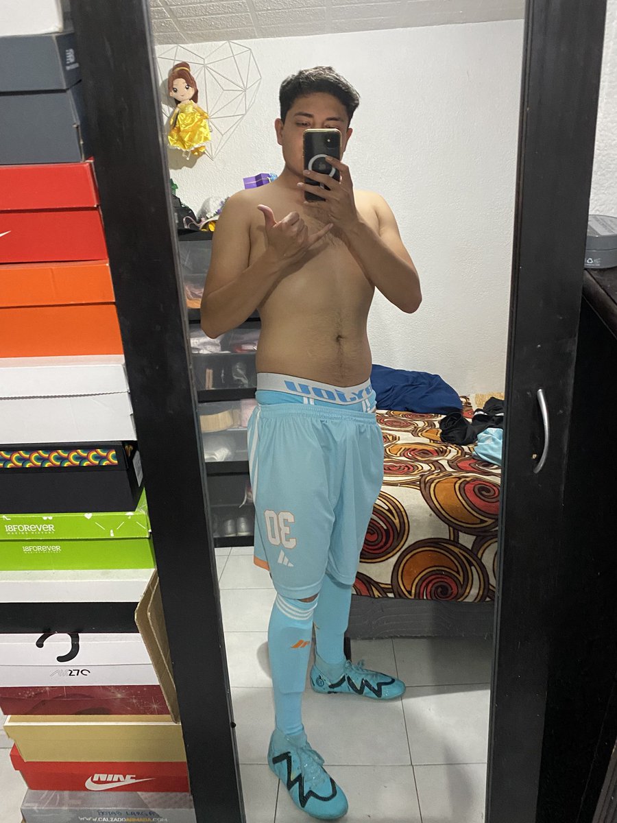 LukaGarvel's tweet photo. Despu��s de la reta me pongo muy caliente al ver a mis compañeros cambiarse 🔥
@GayEdomexxx @Match_Men1 @Sextopiso_mx @Funny_MXXX 
#Gay #futbol #twunk https://t.co/jlY2WoWJ3e