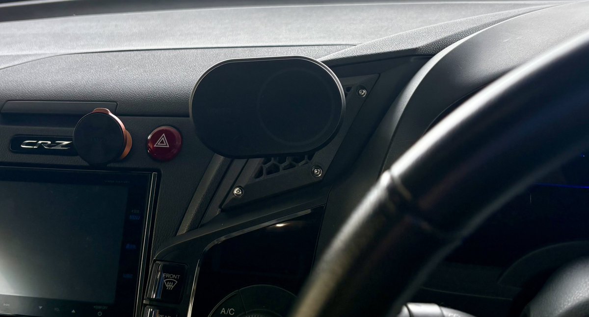 MegaHoby's tweet image. CR-Z専用 エアコン吹き出し口スマホホルダー完成！
固定は裏と表でパーツをねじ止め
最終的にデザイン大幅変更になったw
急にやる気出て捗る時があるな〜و( ᐛ )و
趣味はこれが許されるから楽しいのだ

素材:PETG-C
機種:A1 mini
形状スキャン:iphone16