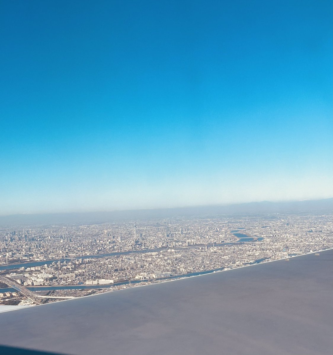 ygboy12's tweet photo. 2026年初フライトは特典航空券でJALボーイング767-300の翼で伊丹空港→羽田空港までの約45分間の空の旅✈️
青空の下のフライトは気持ち良いよね！
#空の旅
#JA623J https://t.co/z0Dajh8bA5