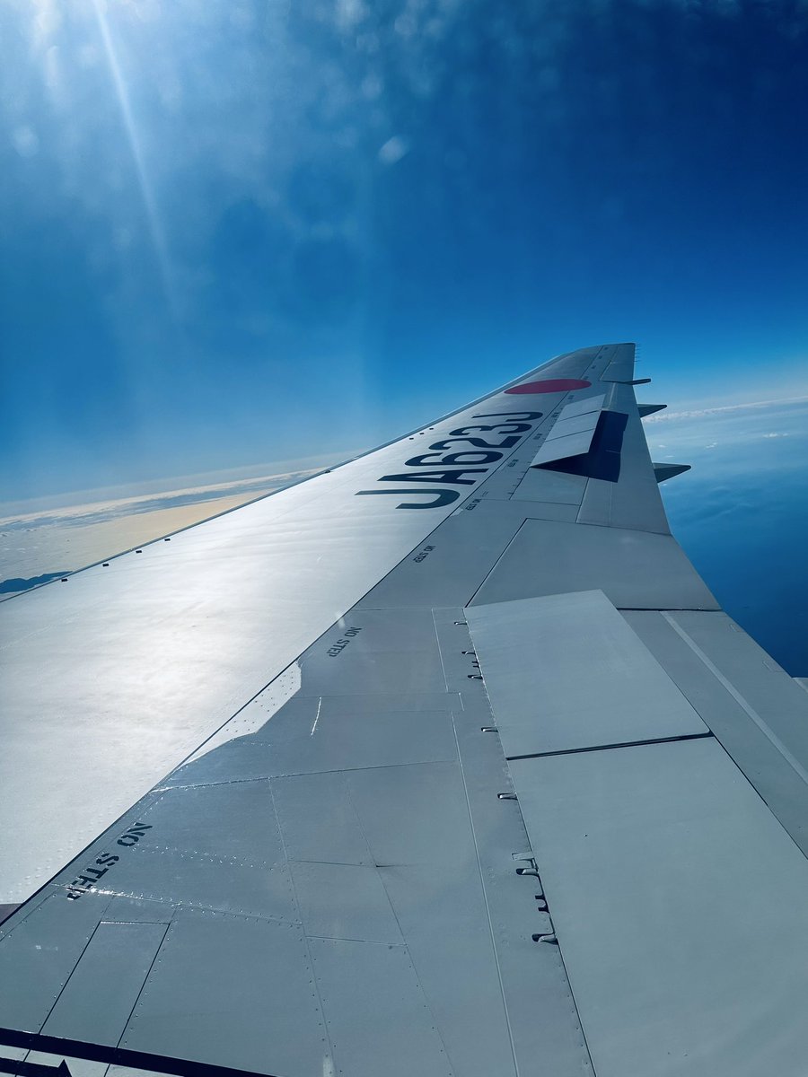 ygboy12's tweet photo. 2026年初フライトは特典航空券でJALボーイング767-300の翼で伊丹空港→羽田空港までの約45分間の空の旅✈️
青空の下のフライトは気持ち良いよね！
#空の旅
#JA623J https://t.co/z0Dajh8bA5