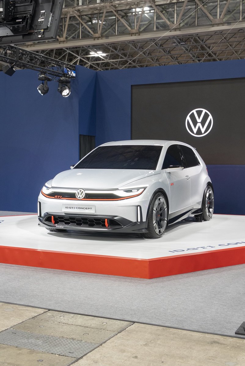 VW_JPN's tweet photo. 【VW広報】

＼この瞬間を、待っていた。／
ID. GTI Concept 日本初披露✨
#東京オートサロン2026　開催中

GTIの歴史が、ここから次の章へ。
EVになっても、GTIはGTI。
その答えを、ぜひ会場で体感してください！

📍幕張メッセ
🗓 1/9(金)〜1/11(日)
📌 東ホール8 Volkswagenブース

━━━━━━━━━━━━
🎁 来場特典
━━━━━━━━━━━━
ブースでアンケートに回答すると
オリジナルトートバッグをプレゼント✨
※数量限定

詳細はこちら
https://t.co/xMskUddhTE

#IDGTI #GTI #Volkswagen
#日本初披露