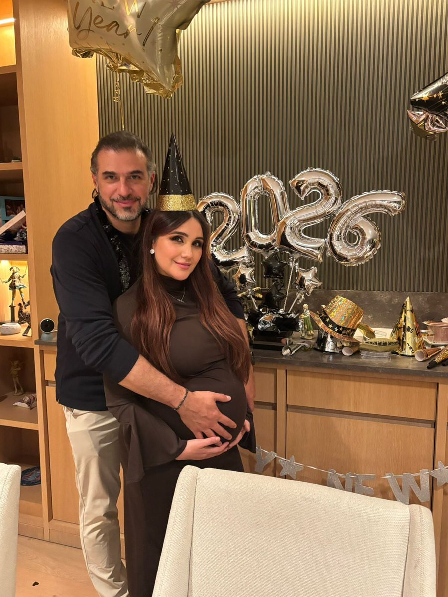 ducemriia's tweet photo. - Unas fotitos de Dulce María junto a su pequeña María Paula, hermanas, sus papis, esposo y más 🫶 recibiendo el año nuevo. 🤰❤ https://t.co/ACfFp8iWvI
