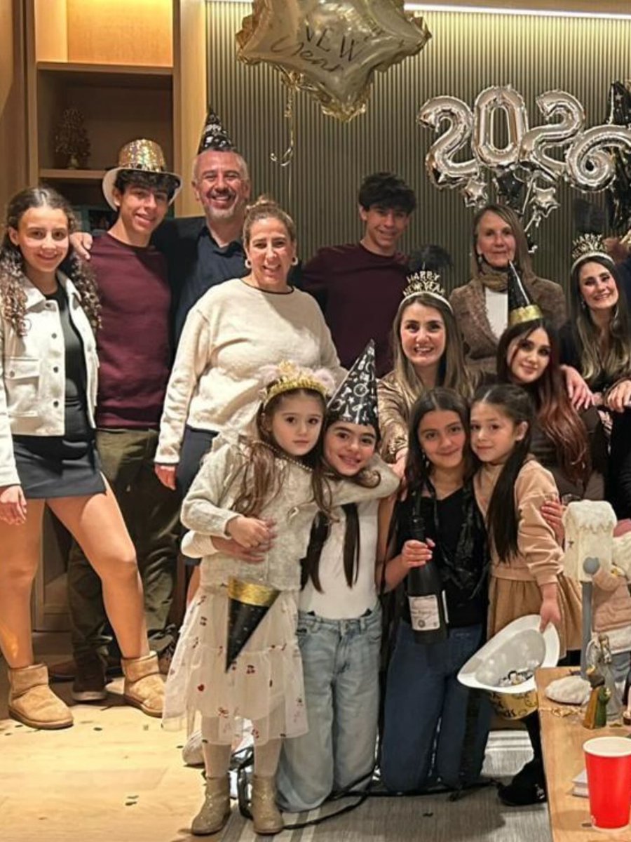 ducemriia's tweet photo. - Unas fotitos de Dulce María junto a su pequeña María Paula, hermanas, sus papis, esposo y más 🫶 recibiendo el año nuevo. 🤰❤ https://t.co/ACfFp8iWvI
