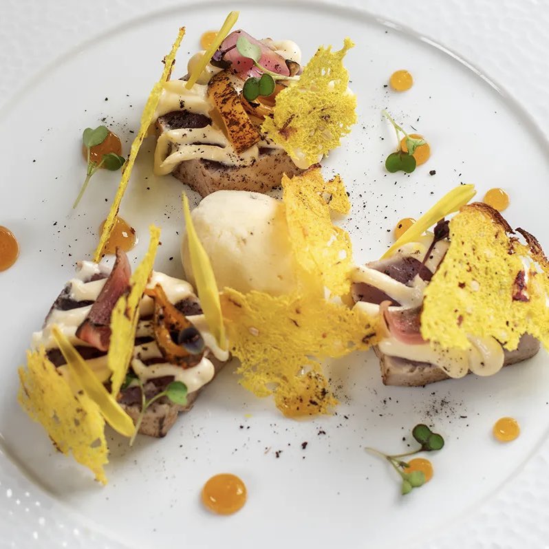 C’est sur le littoral sud que vous trouverez Palm Hotel &amp; Spa Réunion, un monde à lui seul bordant la baie de Grande Anse, sa plage de sable blanc et ses eaux cristallines. Les jardins tropicaux recouvrent le domaine et embrassent les villas. La cuisine y est tout aussi savante.