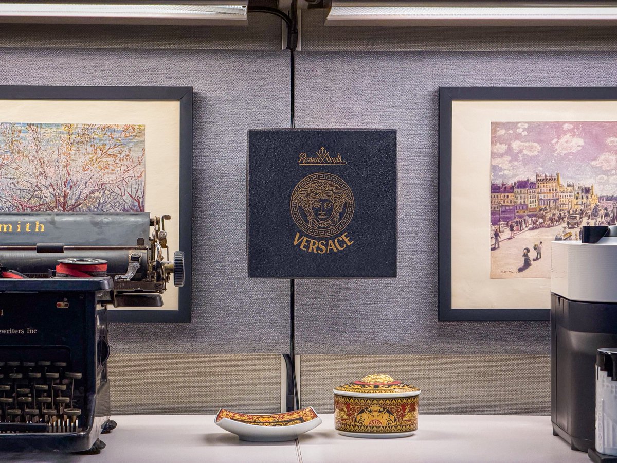 jesterlloyd's tweet photo. Versace on the wall. https://t.co/bKul3uX1ve