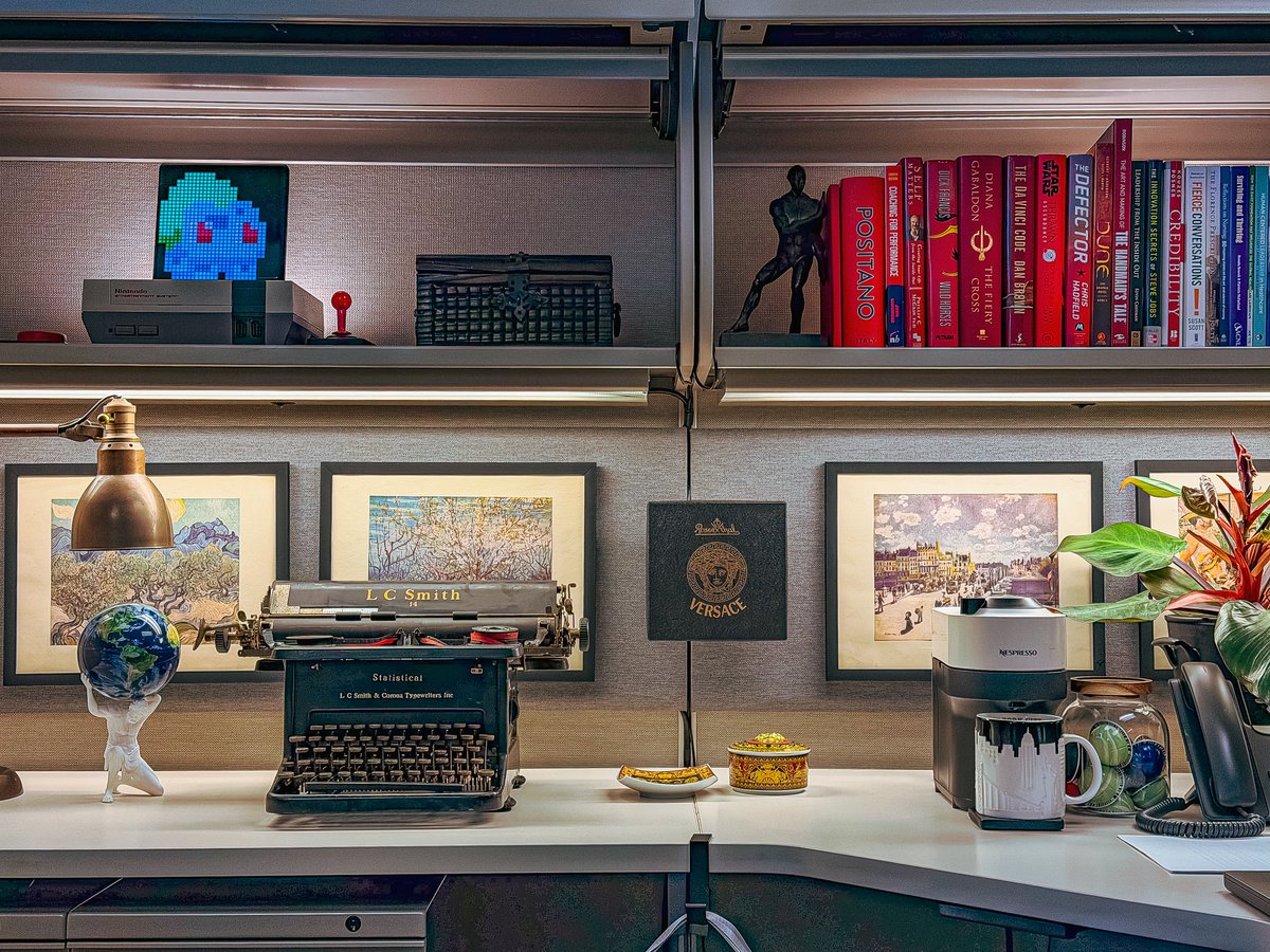 jesterlloyd's tweet photo. Versace on the wall. https://t.co/bKul3uX1ve