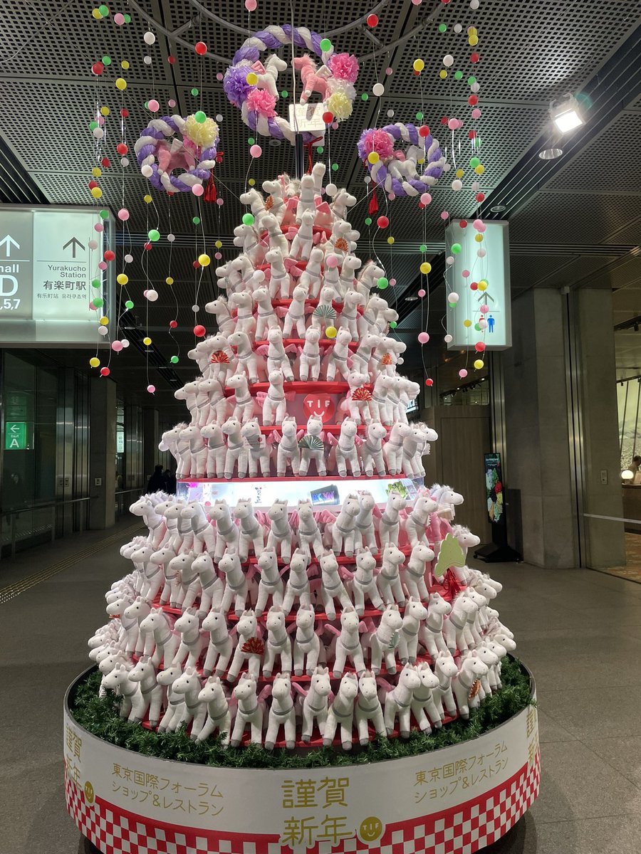 mico4466's tweet photo. 月組さんの「侍タイムスリッパー」で今年の観劇初め！！
楽しかったーー！！
笑いあり涙ありのお芝居に胸いっぱい！
と思っていたら、斜め上の演出続きのとんでもなく愉快なフィナーレ！！
宝塚のショー、たくさん観てきたけど、こんな角度で盛り上がる男役群舞やデュ��ットダンスは初めて！！最高！！ https://t.co/MO00Ysg7jY