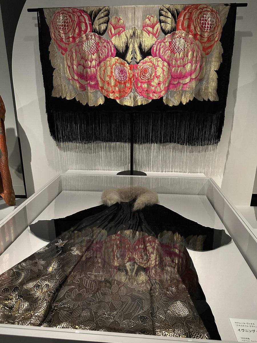 kisun_hook2's tweet photo. #アールデコとモード展 行ってきました！当時の流行の展示が凄くて見入ってました！また流行の移り変わりも見れるので面白かったです！ https://t.co/GRVgySOR8B