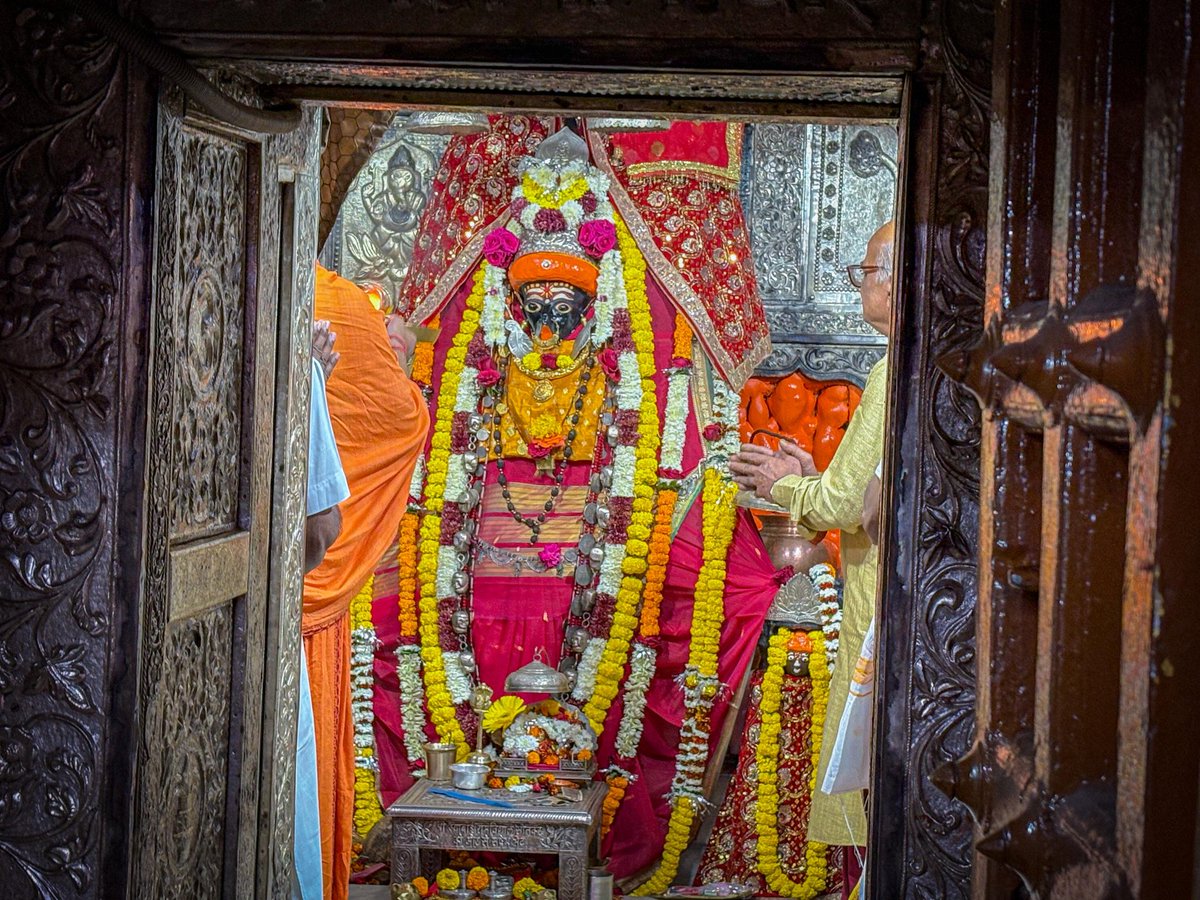 chinmayanandji's tweet photo. पूज्य बापूजी ने किया महामाया दाई माता का दर्शन और अर्चन 🔱🪷
#chinmayanandbapu #chinmayanandbapuji #raipur #mataranı #devima https://t.co/NNubyCHKbT
