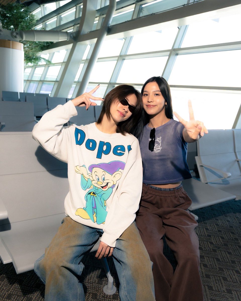 GMMTV's tweet photo. 我們準備要啟程前往跟大家見面囉，真的很想念大家 ✨🛫

กำลังจะเดินทางไปหาแฟนๆ ทุกคนแล้วนะคะ คิดถึงสุดๆ เลย ✨🛫

#EmiBonnieFMTaipei
#GMMTV https://t.co/OCAisaDS7z