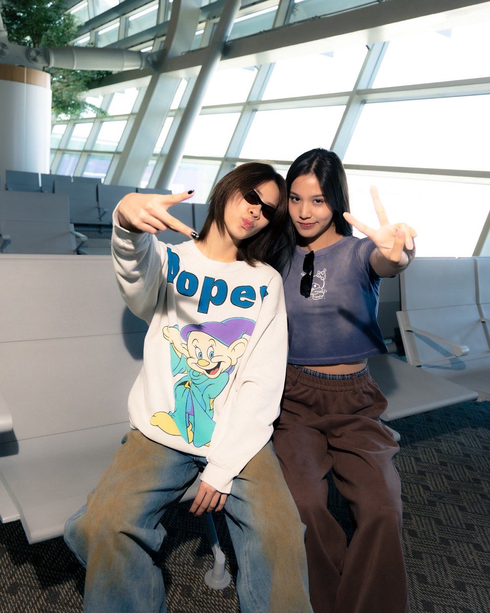 GMMTV's tweet photo. 我們準備要啟程前往跟大家見面囉，真的很想念大家 ✨🛫

กำลังจะเดินทางไปหาแฟนๆ ทุกคนแล้วนะคะ คิดถึงสุดๆ เลย ✨🛫

#EmiBonnieFMTaipei
#GMMTV https://t.co/OCAisaDS7z