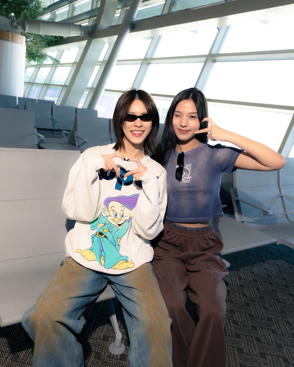 GMMTV's tweet photo. 我們準備要啟程前往跟大家見面囉，真的很想念大家 ✨🛫

กำลังจะเดินทางไปหาแฟนๆ ทุกคนแล้วนะคะ คิดถึงสุดๆ เลย ✨🛫

#EmiBonnieFMTaipei
#GMMTV https://t.co/OCAisaDS7z