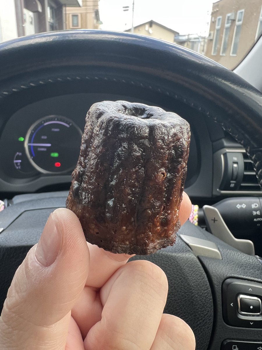 美味しいカヌレのお店に行った。
表面カリカリ。
カヌレだーいすき。