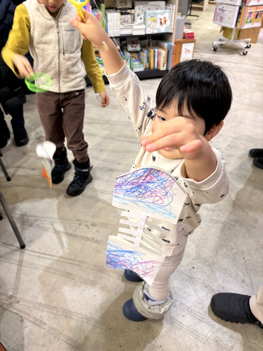 mamicozu's tweet photo. 【大盛況🐟】
ヒシガタ文庫にて、加藤休ミさんのイベント実施しました！

ただいまサイン会実施中です

ワークショップも夢中でお絵描きするお子さんの姿、完成して大喜びのお子さんも♡

読み聞かせは、ワハハと笑う声がたくさん聞こえて来ました♩ https://t.co/sCqYRpkkNu