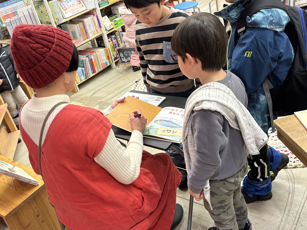 mamicozu's tweet photo. サイン会も大人から子供まで、大行列です！
好きなイラストを描いてサイン会も楽しい雰囲気です＼(^o^)／ https://t.co/uzEuTs8bdo