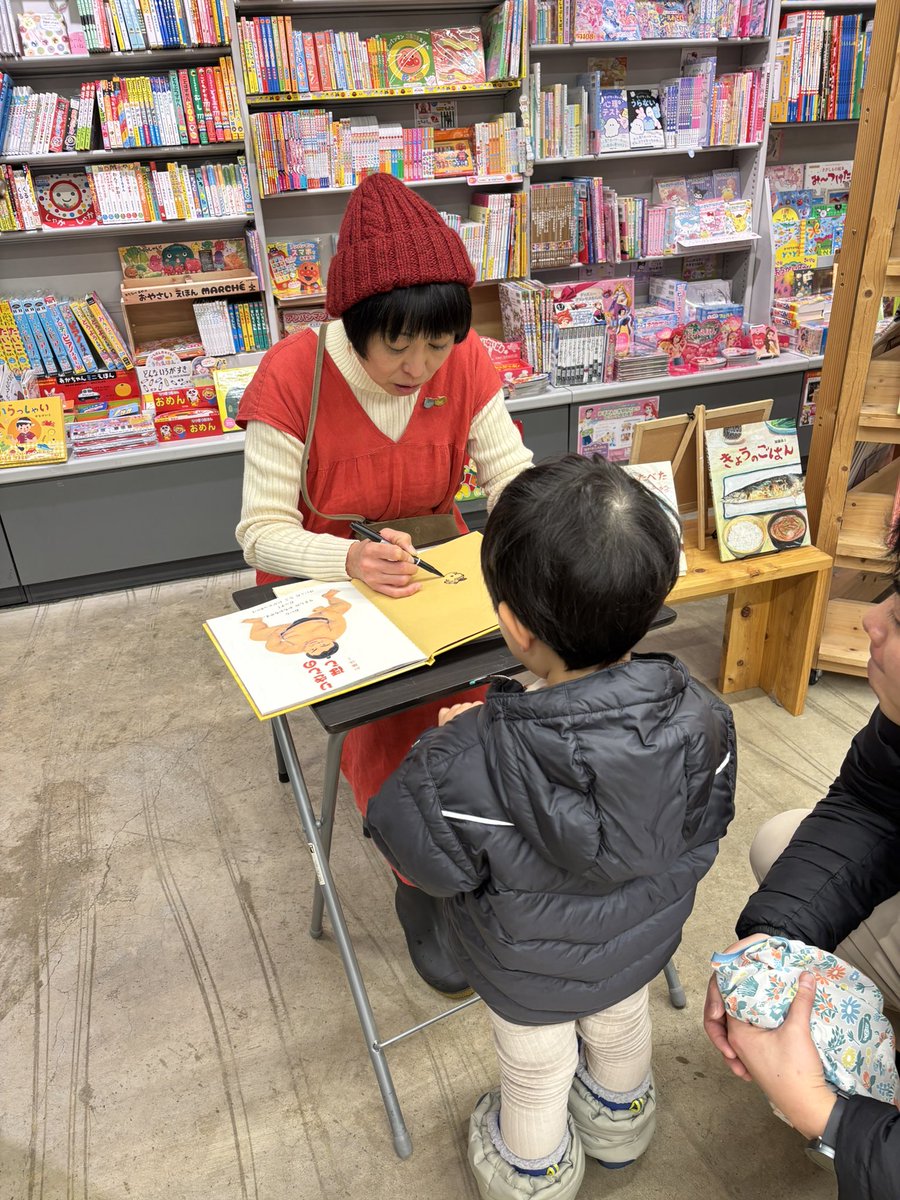 mamicozu's tweet photo. サイン会も大人から子供まで、大行列です！
好きなイラストを描いてサイン会も楽しい雰囲気です＼(^o^)／ https://t.co/uzEuTs8bdo