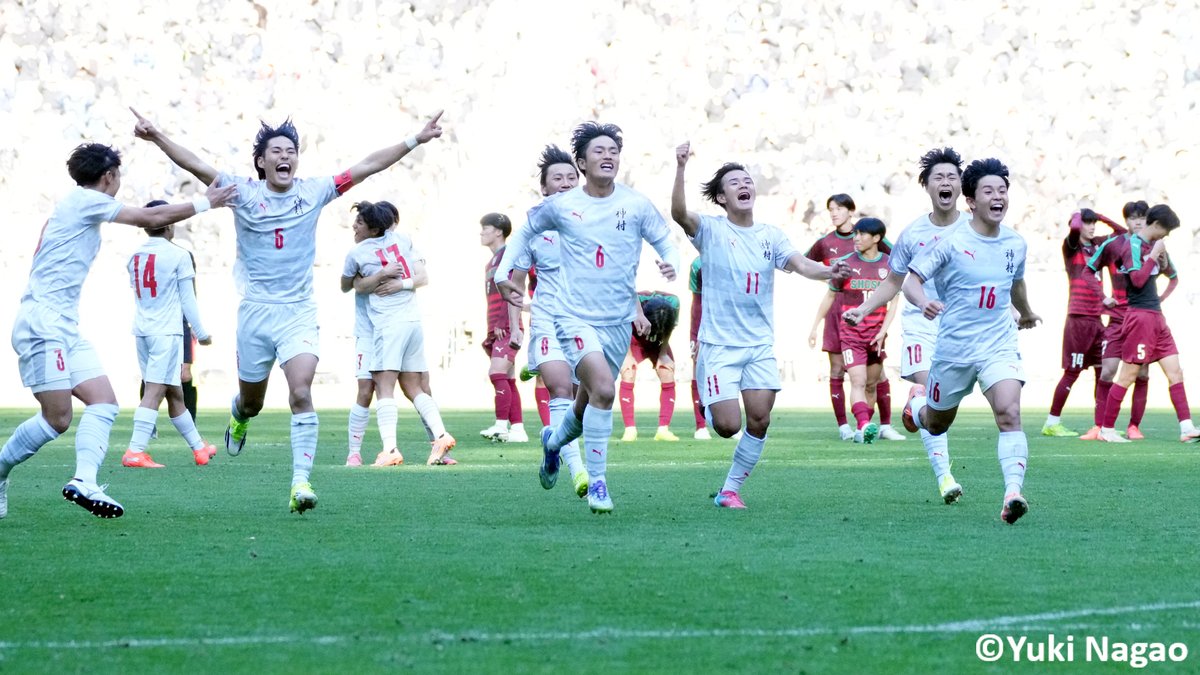 GoalJP_Official's tweet photo. 🏫 夏冬2冠に王手 ✨

全国高校サッカー選手権大会の準決勝第1試合はPK戦の末、神村学園に軍配！

先制したのは尚志だったが、後半に神村学園が追いついてPK戦に突入。PK戦も10人目のキッカーにまでもつれ込む熱戦になり、先行の神村学園が制して初の選手権決勝へ。

尚志 1-1(PK8-9) 神村学園 https://t.co/zjF2VdL5Jp