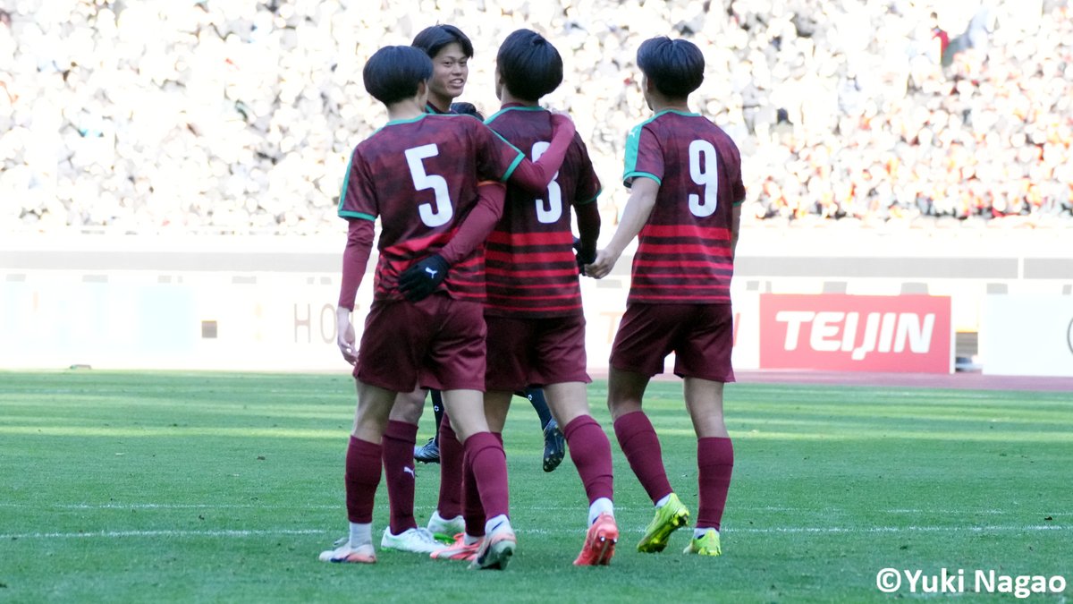 GoalJP_Official's tweet photo. 🏫 夏冬2冠に王手 ✨

全国高校サッカー選手権大会の準決勝第1試合はPK戦の末、神村学園に軍配！

先制したのは尚志だったが、後半に神村学園が追いついてPK戦に突入。PK戦も10人目のキッカーにまでもつれ込む熱戦になり、先行の神村学園が制して初の選手権決勝へ。

尚志 1-1(PK8-9) 神村学園 https://t.co/zjF2VdL5Jp