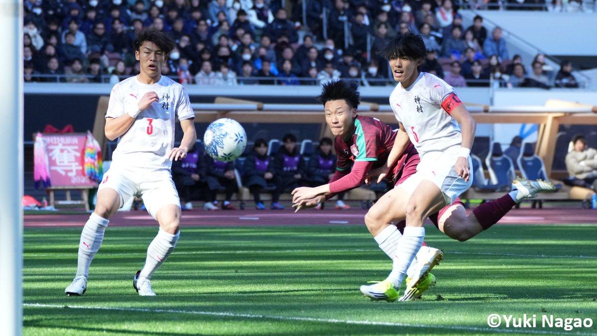 GoalJP_Official's tweet photo. 🏫 夏冬2冠に王手 ✨

全国高校サッカー選手権大会の準決勝第1試合はPK戦の末、神村学園に軍配！

先制したのは尚志だったが、後半に神村学園が追いついてPK戦に突入。PK戦も10人目のキッカーにまでもつれ込む熱戦になり、先行の神村学園が制して初の選手権決勝へ。

尚志 1-1(PK8-9) 神村学園 https://t.co/zjF2VdL5Jp