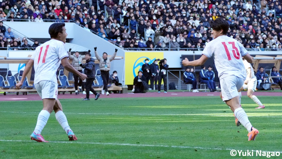 GoalJP_Official's tweet photo. 🏫 夏冬2冠に王手 ✨

全国高校サッカー選手権大会の準決勝第1試合はPK戦の末、神村学園に軍配！

先制したのは尚志だったが、後半に神村学園が追いついてPK戦に突入。PK戦も10人目のキッカーにまでもつれ込む熱戦になり、先行の神村学園が制して初の選手権決勝へ。

尚志 1-1(PK8-9) 神村学園 https://t.co/zjF2VdL5Jp