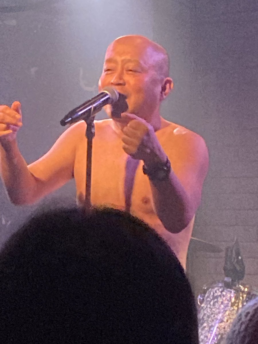 Saku_Ramone's tweet photo. 今年のライブ始めはまりこさんでした。
年始パワーダウンしてたから、パワーもらって、いつもの面々に会えてよかった。

写真は残念ながらスギムさん。
まりこさんのライブってカメラ向けるより、目に焼き付けたい感じなのよ。 https://t.co/INrZQl7H6T