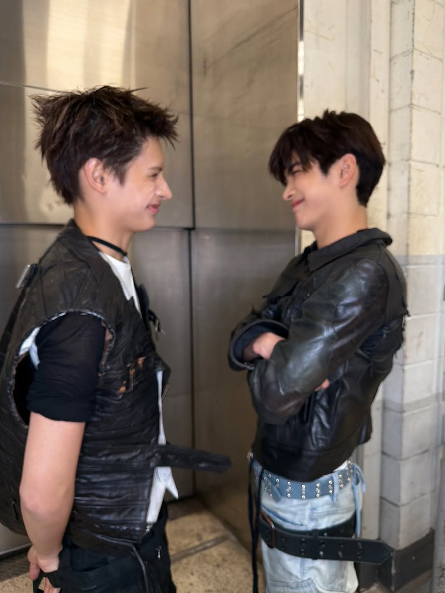 prodbykeon's tweet image. when james said he practically raised keonho cus he was literally a baby when he first joined the company… and now they're comparing heights to see who's taller... we love you madmakz 😭🫂💔