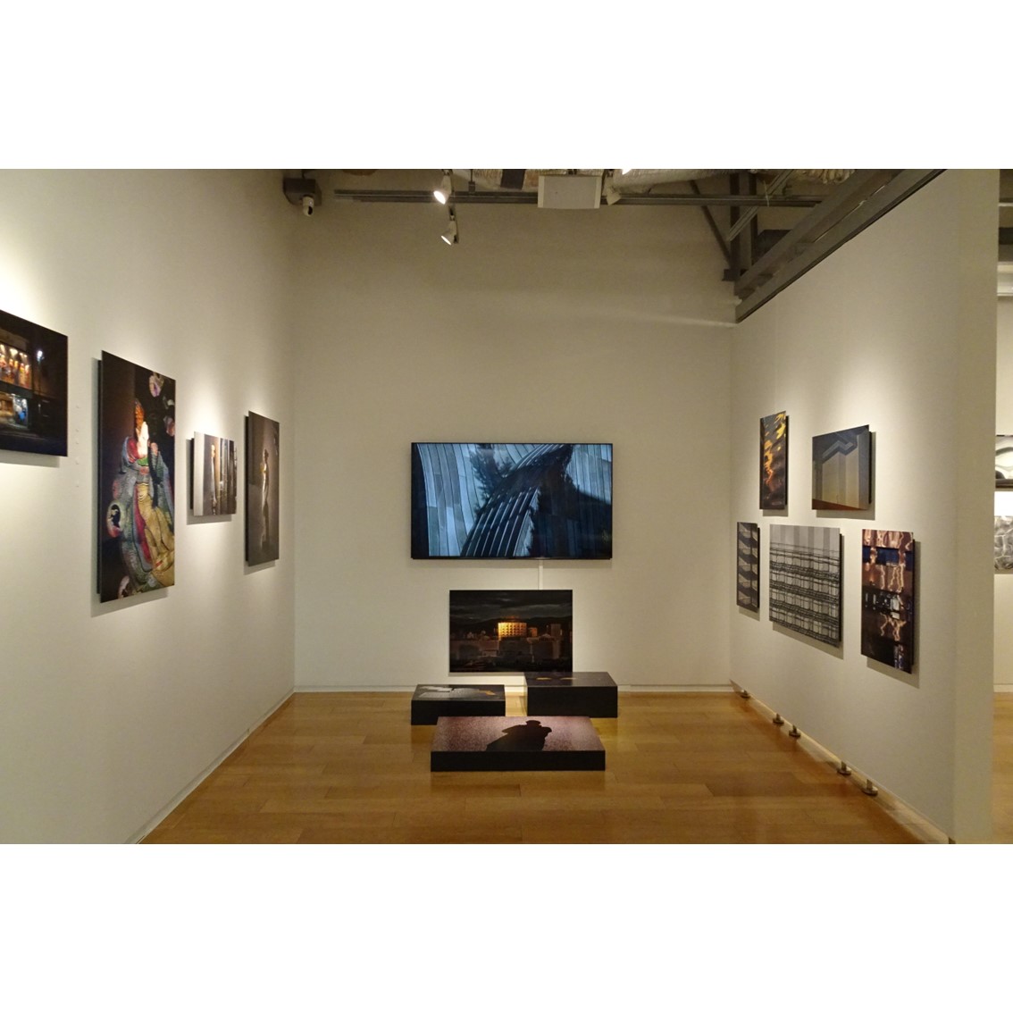 [作品展開催中]

開催中の白鳥 真太郎 作品展『光と影、色・形 ２』の会期終了まで残り3日となりました。最終日も19時まで開館しております。

白鳥 真太郎 作品展
光と影、色・形 ２
会期 2025年12月26日(金)〜2026年1月15日(木)

#SonyImagingGallery #sonygallery #sony #ginzasonygallery #ginza