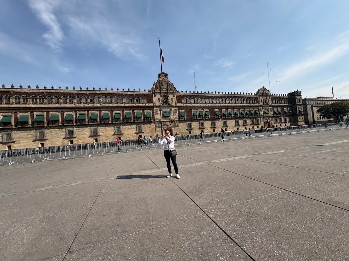monseluna's tweet photo. Desde ese palacio, desde la ventana 8 dejé mi corazón y una que otra ley para mi país. Nos vamos a una nueva encomienda. https://t.co/9ZkGALeU42