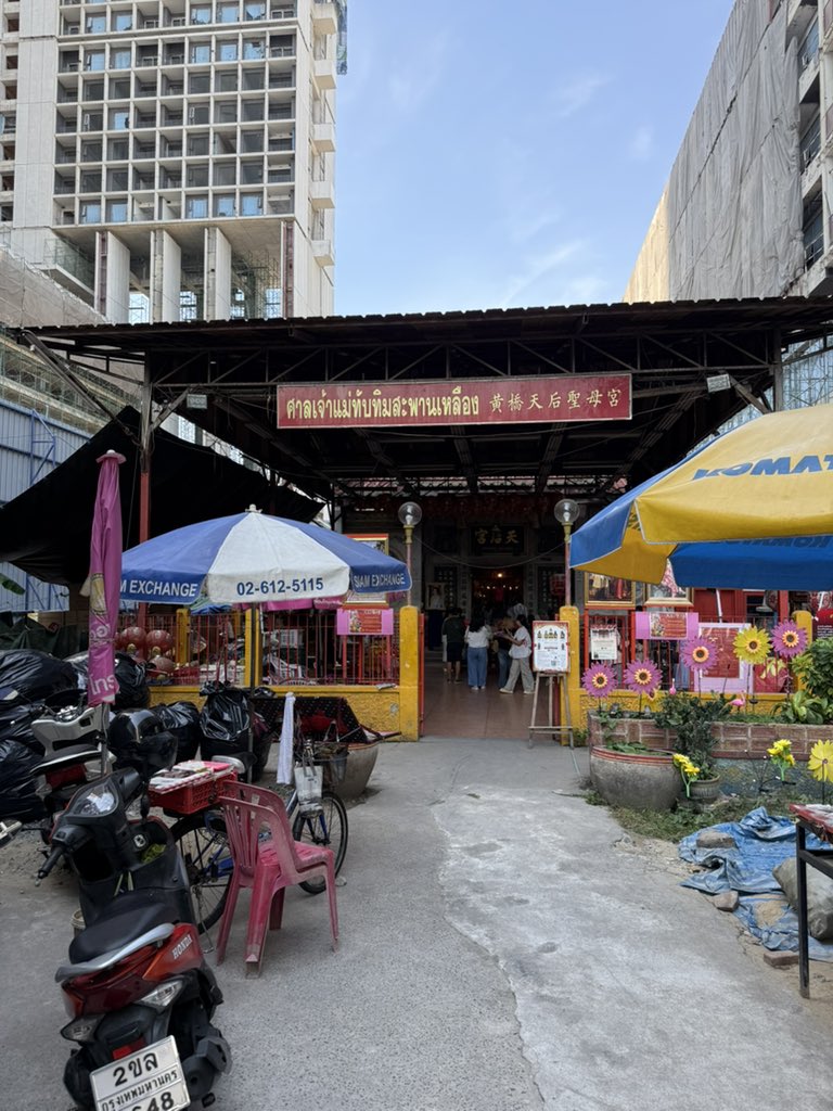 reno____o's tweet image. ไปมาล่าสุด ไม่มีฟุตบาทให้เดินแล้ว ศาลเจ้าแม่ทับทิม ถ้าเดินจากตลาดสามย่าน ต้องเดินข้ามถนนไปก่อน 😔 ถึงหน้าศาลค่อยข้ามถนนกลับมาอีกที