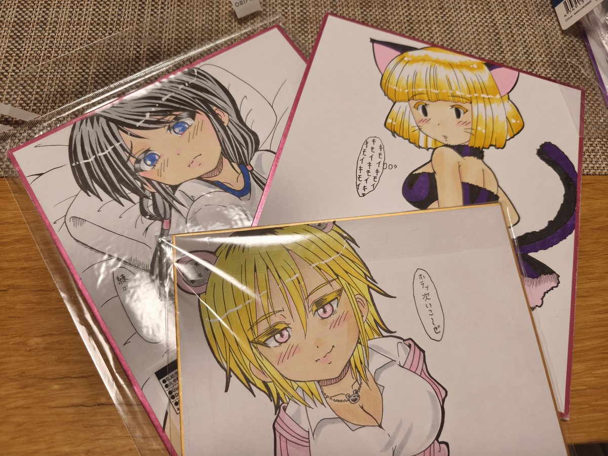 tajakamitori's tweet photo. モテ即18の告知の続きです。
メサさんが色紙を描いてくれてます～
すげー!ここだけ見ると普通のわたモテサークルみたいだ!!
もちろん、騙されてはいけません(笑)
#モテ即18
#わたモテ https://t.co/2r1gncXxXc